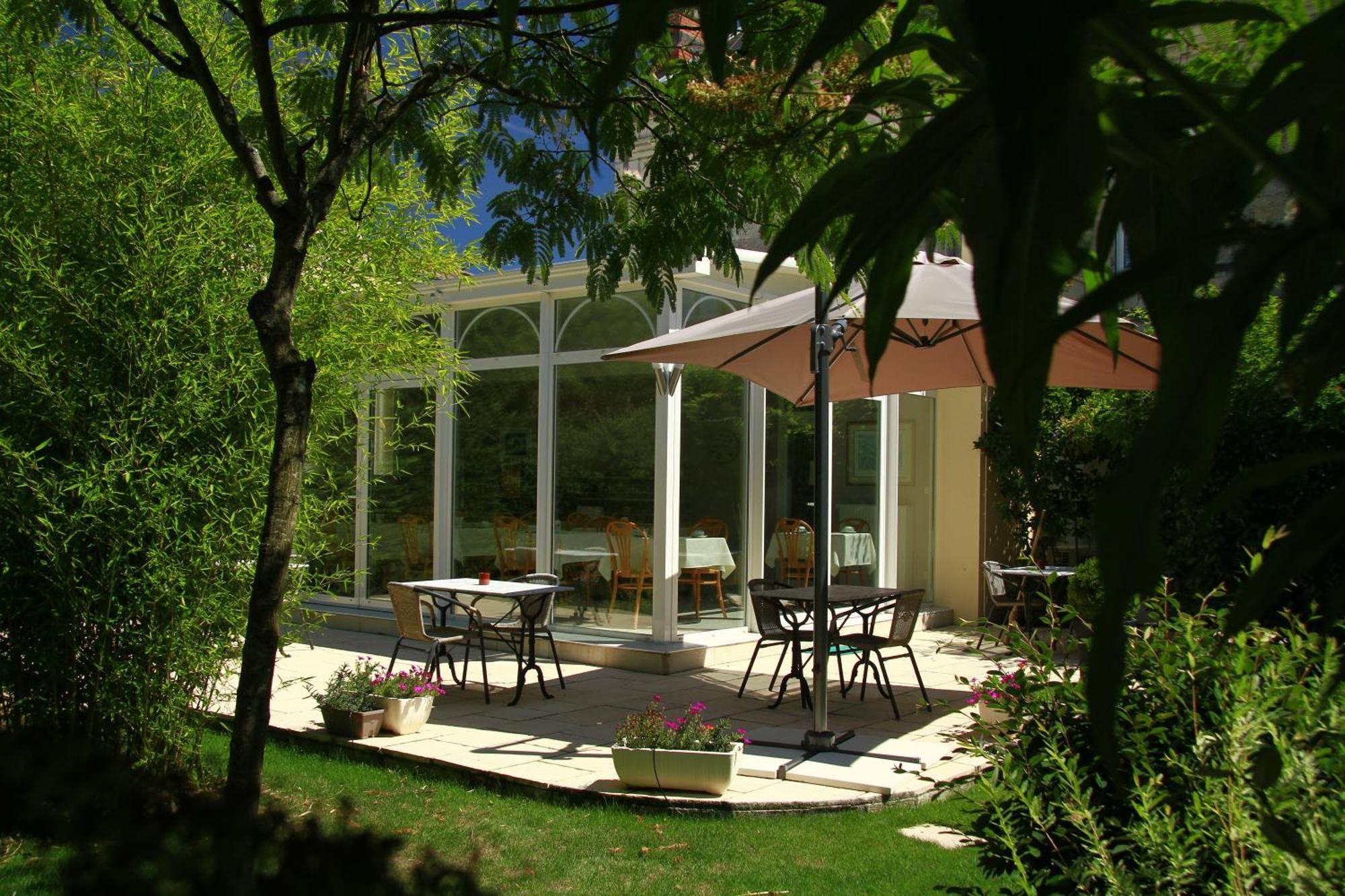 Hotel Henri IV Coutras Екстериор снимка